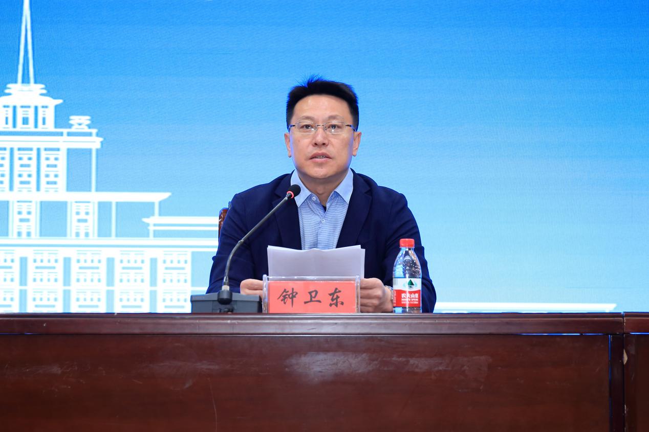 钟卫东副校长 钟卫东副校长
